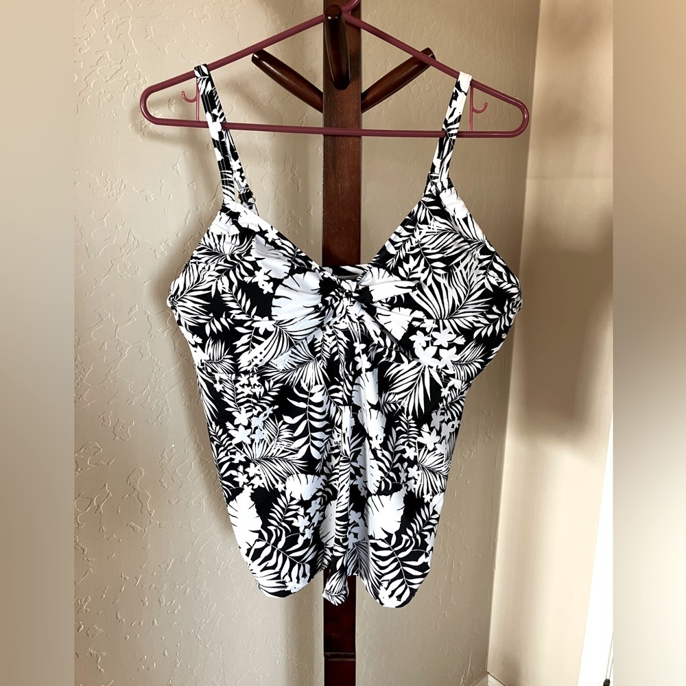 Tankini Top from Swimsuits for All. Underwire bra. NWT. Size 12.